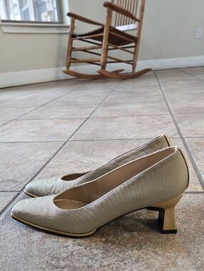 Stuart Weitzman Elegant Metallic Gold Low Heel Pumps for Women Size 8